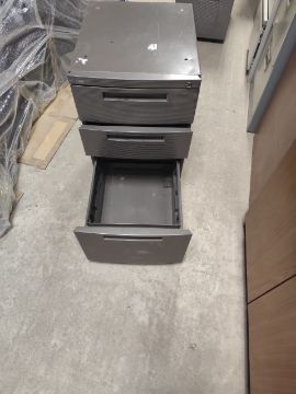 Тумба передвижная 1-33 (13.03.07) в количестве 37 штук, состояние удовлетворительное, пригодны к использованию. Местонахождение: г. Алматы, ул. Байзакова, дом 280.