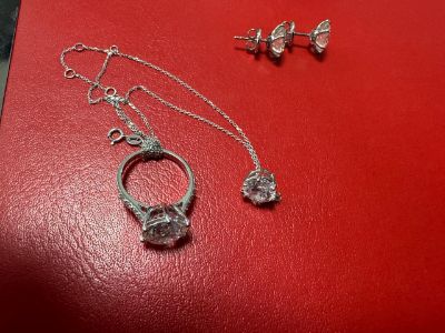 Ювелирные изделия с бриллиантами в виде набора, состоящего из 2-ух сережек, кулона на цепочке и 2-ух колец