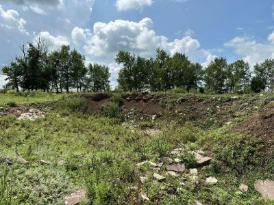 Комплекс зданий и сооружений общей площадью 1893,2 кв.м (на участке имеются разрушенные строения, фактически здания демонтированы, кроме фундамента. см. страницы 28-29 Отчета об оценке) с земельными участками площадью 4,6757 га., кадастровый номер: 01:003:039:711, местонахождение Акмолинская область, Атбасарский р-н, Покровский сельский округ, село Покровка, ул. Сарыарка, стр. 1/2.