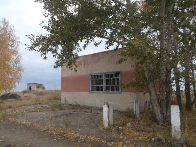 Комплекс зданий и сооружений общей площадью 4844,5 кв. м с земельными участками площадью 0,6283 га., кадастровый номер 01:004:014:792, местонахождение Акмолинская обл., Сандыктауский район, с.о. Веселовский, с. Веселое.