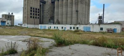 Комплекс зданий и сооружений элеватора с земельными участками (кадастровые номера 12:189:022:072, 12:189:022:073, 12:189:022:736) общей площадью 16899,2 кв.м., с правом частной собственности и правом временного возмездного землепользования на земельные участки общей площадью 15,6972 га, а также 86 единиц оборудования согласно перечню, местонахождение Костанайская обл., р-н Беимбета Майлина, Асенкритовский с.о., с. Баталы, ул. Элеваторная, д. 2.