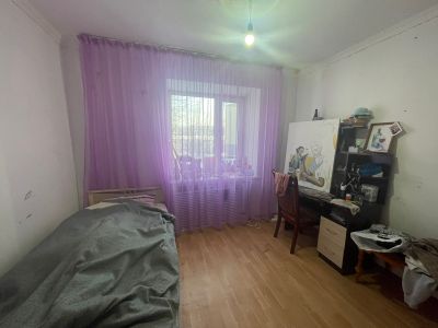 Четырехкомнатная квартира общей площадью 82,4 кв.м. Кадастровый номер 21:318:035:172:6/4:100. Местонахождение - г. Астана, р-н Алматы, пр. Абылай Хана, д. 6/4, кв.100.