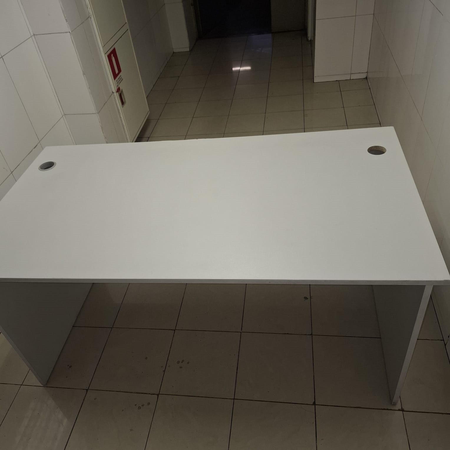 Столы 014-СН №1, 2, 3, 4 (07.06.07) в количестве 4 штук, состояние удовлетворительное, пригоден к использованию. Местонахождение: г. Алматы, ул. Байзакова, дом 280.