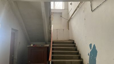 Нежилые строения 2 721,9 кв.м. с земельным участком общей площадью 2,2498га. Кадастровый номер 08:130:139:002. ЗКО, г. Уральск, ул. Прудхоз, строение 1/1