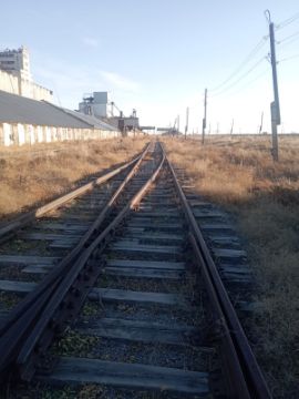 Железнодорожный подъездной путь при станции Карагалинская, общей протяженностью 4566,15 метров и расположенные под путем 4 (четыре) земельных участка c кадастровыми номерами 12-178-007-105, 12-178-007-106, 12-178-007-107, 12-178-007-108.