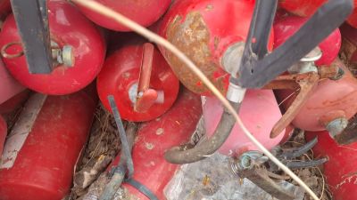 Лом черного металла в количестве 2000 кг.