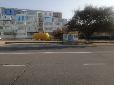 Мобильный торговый павильон площадью 24 м², временно расположенный по адресу: г. Актау, 15 мкр., у дома №35 Мобильді сауда павильоны, ауданы 24 м², Актау қаласы 15 ш/а, №35 үйдің қасында уақытша орналасқан.