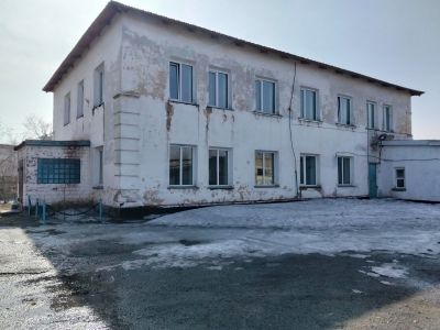 Бытовое здание и гаражи на 5 боксов со складом.
