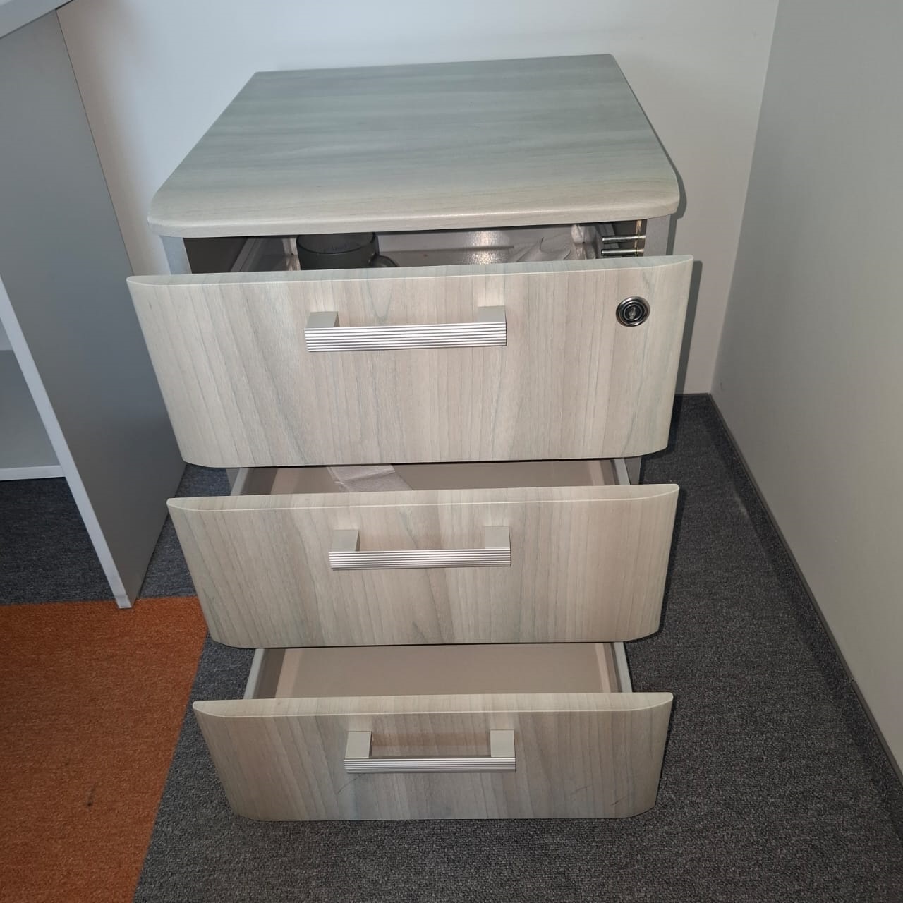 Шкаф не выше 800 мм № 1 (12.07.12), в количестве 3 единиц, состояние удовлетворительное, пригодные к использованию. Местонахождение: г. Алматы, ул. Байзакова, дом 280.