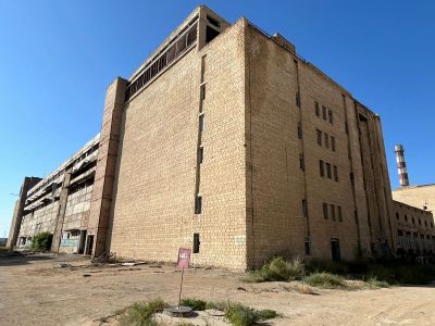 Главный корпус УППС, здание 102, общей площадью 19616,5 м2, построен в 1981 году. Здание находится в аварийном состоянии, не используется, восстановлению не подлежит.