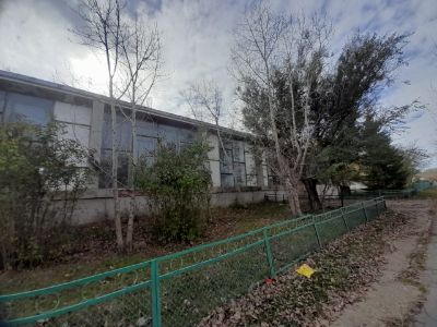 Имущественный комплекс, состоящий из: 2-х этажного здания с подвалом, общей площадью 931,10 кв.м, дизельной общей площадью 62,60 кв.м, гаража общей площадью 183,90, уборной и земельного участка общей площадью 0,2459 га, кадастровый номер: 05:079:031:270, месторасположение: Восточно-Казахстанская область, Уланский район, с. Бозанбай, ул. С. Муканова, 36