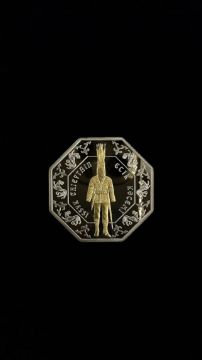 Сувенирные монеты в количестве 3 шт.: "Золотой человек" - 2 шт., "20 лет независимости" - 1 шт.