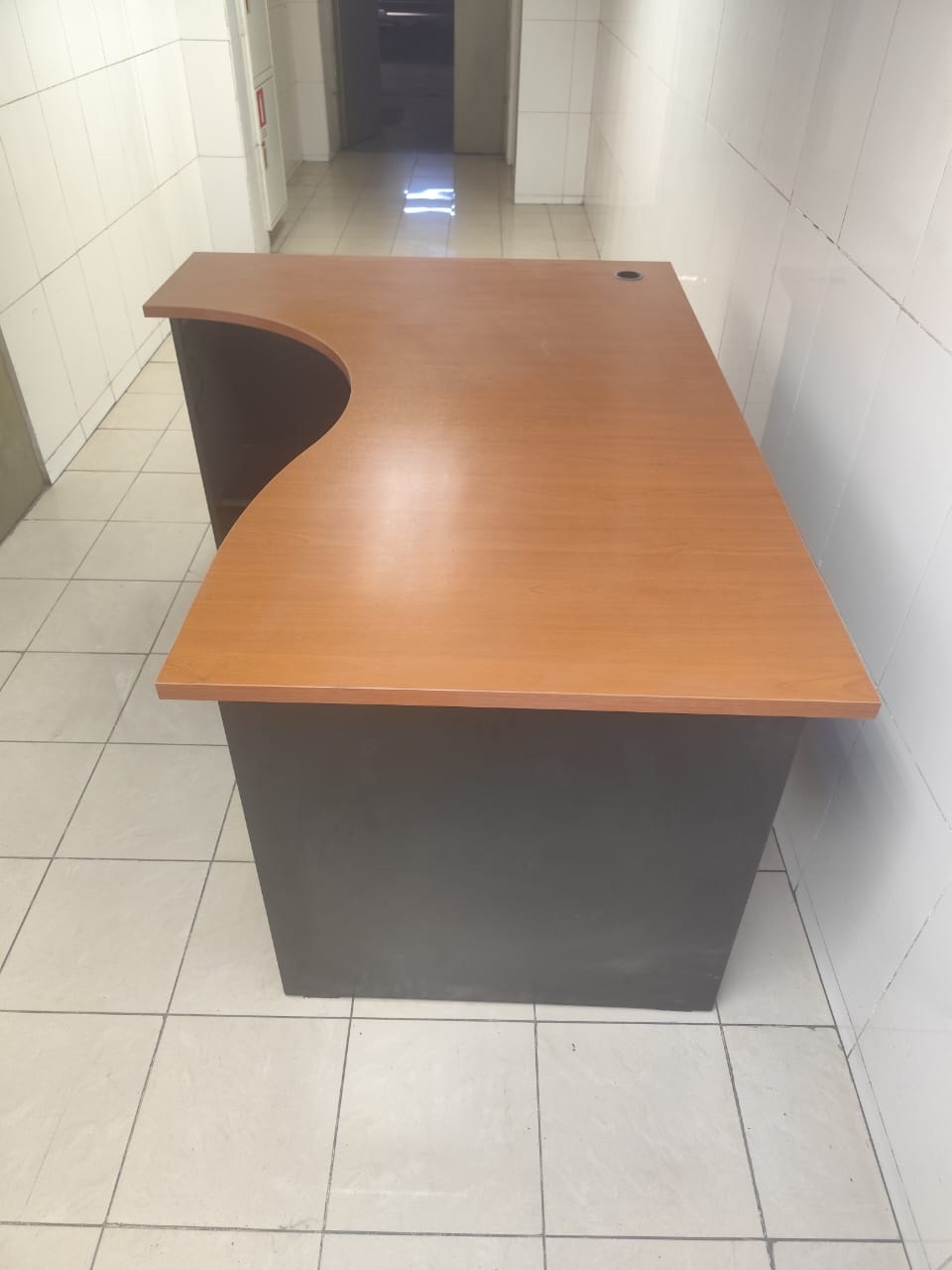 Столы эргономика 1600*1200*720 (ЮСКО) (29.06.07) в количестве 64 штук, состояния удовлетворительные, пригодны к использованию. Местонахождение: г. Алматы, ул. Байзакова, дом 280.