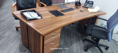 Комплект мебели "Президент" (стол руководителя и шкафы), состояние удовлетворительное, пригодны к использованию. Местонахождение: г. Алматы, ул. Байзакова, дом 280