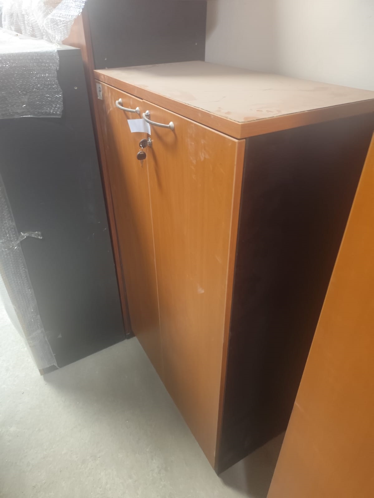 Шкаф для документов 1083-СН/Ы №1 (07.06.07), в количестве 5 единиц, состояние удовлетворительное, пригодное к использованию. Местонахождение: г. Алматы, ул. Байзакова, дом 280.