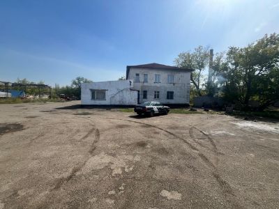 Бытовое здание и гаражи на 5 боксов со складом.