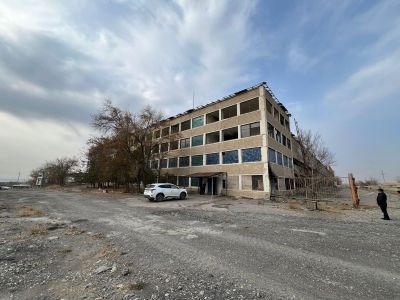 Движимое и недвижимое имущество завода стрелочных переводов, расположенного по адресу: Туркестанская обл., г.Кентау, ул.М.Тажимбетов, зд.40/1: 1) земельный участок, общей площадью - 2,984 га., кадастровый №19:304:021:111; 2) здания и сооружения, общей площадью 18158,64 кв.м; 3) прочие основные средства (оборудование завода в количестве 122 единиц согласно перечню).