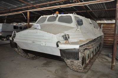 Гусеничный тягач Внедорожное транспортное средства ГТ – ТБ №031209 (040201)/ 235003000120 Двигатель: 30198394