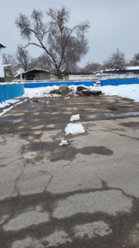 Открытая площадка - земельный участок площадью 206.25 кв. м. кадастровый номер: 20:317:031:284, находится на прилегающем земельном участке возле здания Алматинская база МТС. Местонахождение - г. Алматы Турксибский район, ул. Сортировочная, д. 1/3. Целевое назначение объекта аренды - под хранение товарно - материальных запасов.