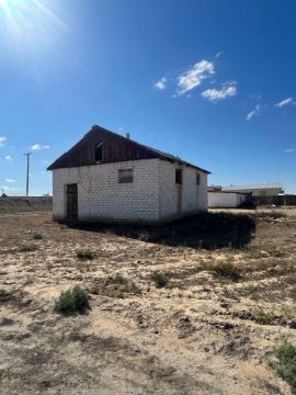 Здание и склады с правом частной собственности на земельный участок.