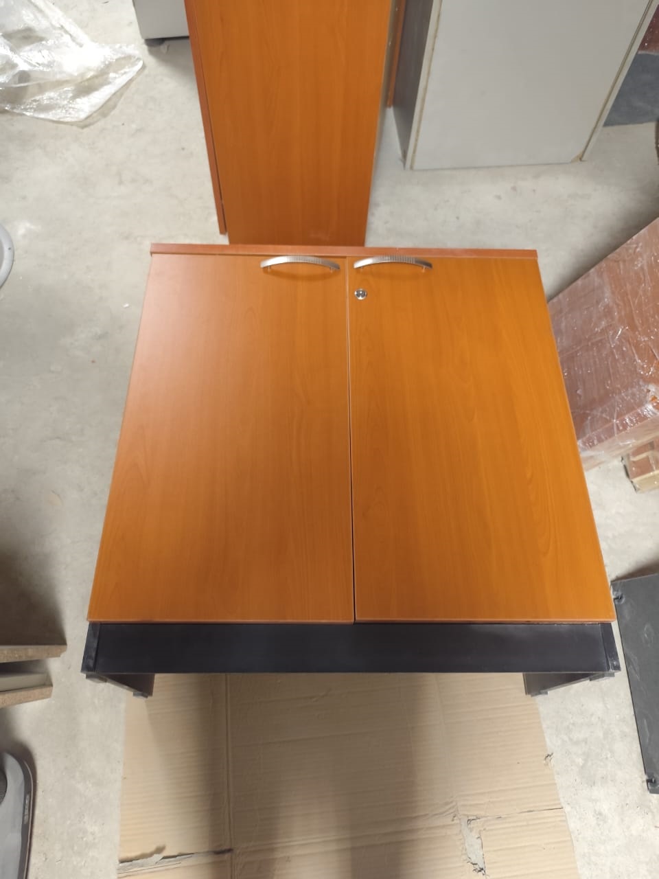 Шкаф низкий 800*410*825 U2CC1082-CH/BL (23.11.11), в количестве 3 единиц, состояние удовлетворительное, пригодное к использованию. Местонахождение: г. Алматы, ул. Байзакова, дом 280.