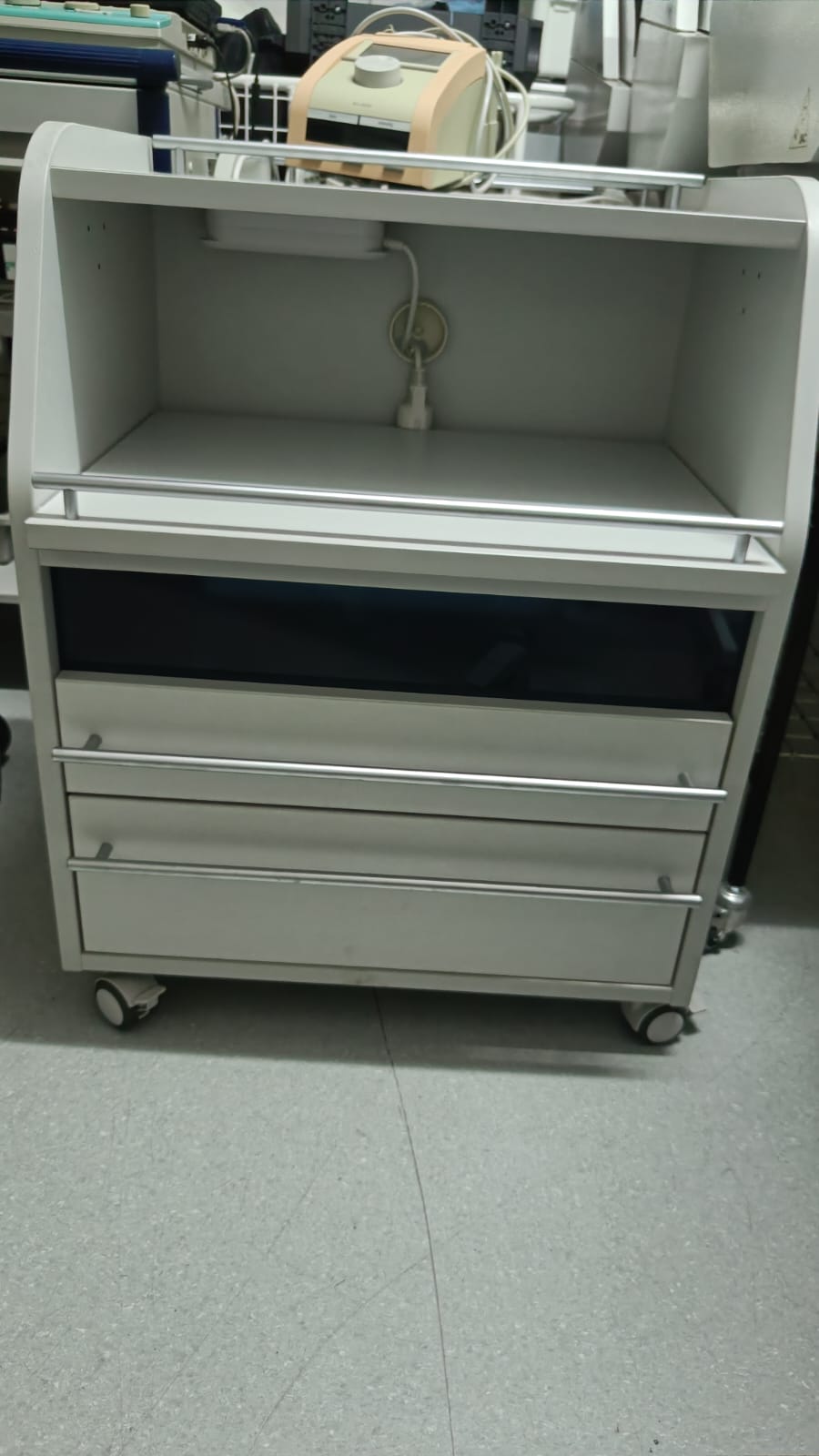 Косметологическое оборудование - Педикюрная тумба с УФО-блоком Suda, инв. №800, 2011 г.в., местонахождение - г. Алматы.