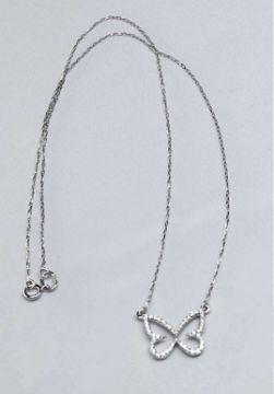 Цепочка с подвеской в виде бабочки.