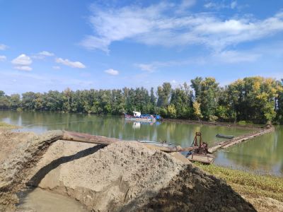 Речной песок в объеме 182 171,95 м3 (278 905,26 тонн).