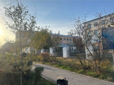 Встроенное нежилое техническое помещение (3-й этаж здания АТС) общей площадью 554,2 кв.м с прилегающим земельным участком общей площадью 0,0113 га, кадастровый номер: 19:304:022:3139, месторасположение: Туркестанская область, г.Кентау, пр. Ахмета Ясави, зд. 100/2.