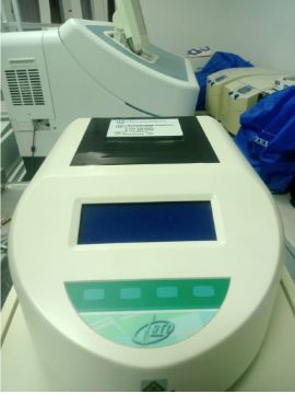 Медицинское оборудование - Анализатор мочи в комплекте с принадлежностями, 2011 г.в., (г. Алматы)