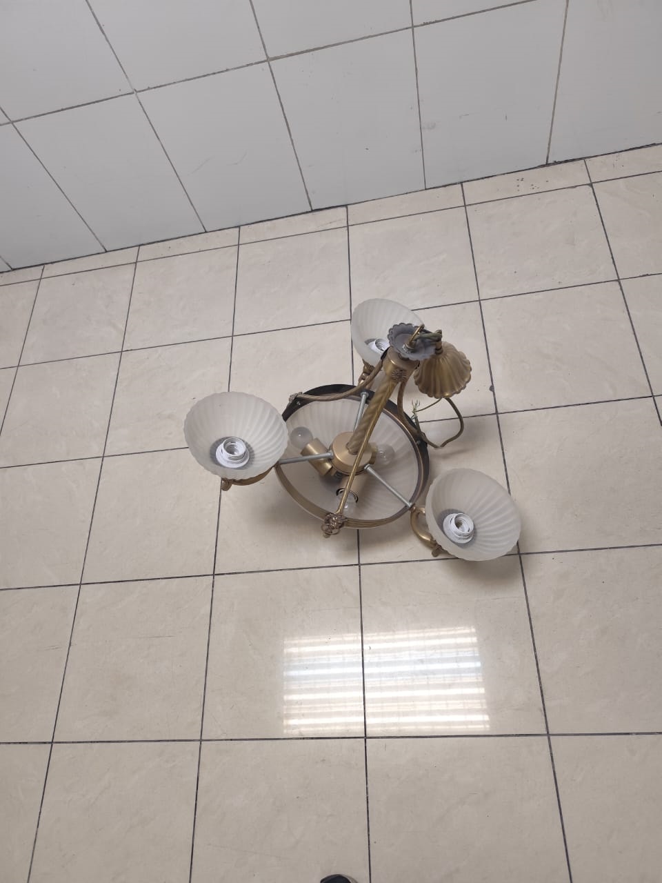 1) Светильники LU 1689/3+3 bronze №1, 2, 3, 4, 5 (14.11.11) - 5 штук;2) Светильники WA 2-1201/2 bronze №1, 1, 2, 2  (14.11.11) - 4 штуки.Состояние удовлетворительное, пригодны к использованию. Местонахождение: г. Алматы, ул. Байзакова, дом 280.