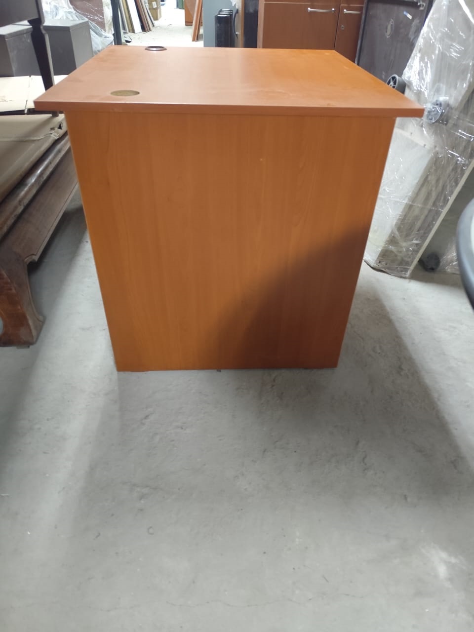 Компьютерный стол 800 Computer Desk 800*750*720 (12.02.08), в количестве 3 штук, состояние удовлетворительное, пригодны к использованию. Местонахождение: г. Алматы, ул. Байзакова, дом 280.