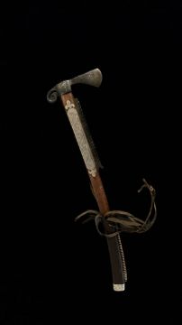 Топоры в количестве 2 шт.: топор "Айбалта" с кожаной рукоятью, топор "Айбалта" с деревянной рукоятью.