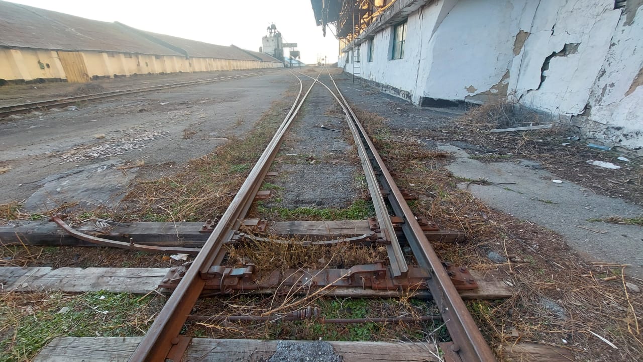 1) Железнодорожный подъездной путь при станции Денисовка, общей протяженностью 3629,63 метров, и расположенные под путем 6 (шесть) земельных участков c кадастровыми номерами 12-187-001-263, 12-187-001-264, 12-187-001-265, 12-187-001-059, 12-187-001-061, 12-187-001-062. 2) Соединительный железнодорожный подъездной путь при станции Денисовка, общей протяженностью 3056,67 метров, и расположенные под путем 7 (семь) земельных участков с кадастровыми номерами 12-187-001-281, 12-187-001-282, 12-187-001-283, 12-187-001-284, 12-187-001-285, 12-187-035-226, 12-187-035-227.