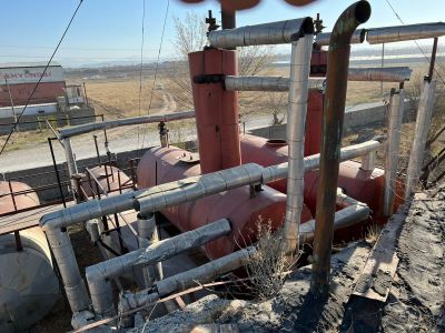 Движимое и недвижимое имущество электродного завода, расположенного по адресу: Туркестанская обл., Сайрамский р-н, Аксукентский с.о., с.Аксу, кв-л 057, зд.921, включающее в себя: 1) земельный участок, общей площадью 6,1351 га., кадастровый №19:295:200:270; 2) здания и сооружения, общей площадью 8569,1 кв.м; 3) ж/д путь, протяженностью 640 м; 4) прочие основные средства (оборудование электродного завода согласно перечню).