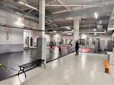 Нежилые помещения общей площадью 244,45 кв.м., расположены в многофункциональном комплексе "Halyk Arena" в блоке 2 на цокольном этаже, кадастровый номер 20:315:061:078:1, местонахождение объекта аренды: город Алматы, Медеуский район, Кульджинский тракт, дом 2. Целевое назначение объекта аренды: для зала единоборств.