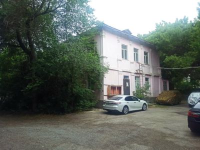 Административно-бытовое здание : Здание Литер А с пристройками Литер А1, А2 и здание Литер Б общей площадью 1110,8 кв.м.