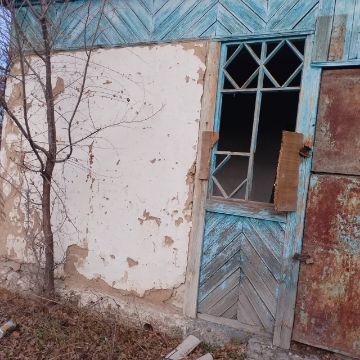 Здание с земельным участком филиала по области «Жетысу» АО "Казпочта" расположенного по адресу: обл. Жетісу, р-н Ескельдинский, с.о.Каратальский, с.Каратал, ул.Қора, д.26.